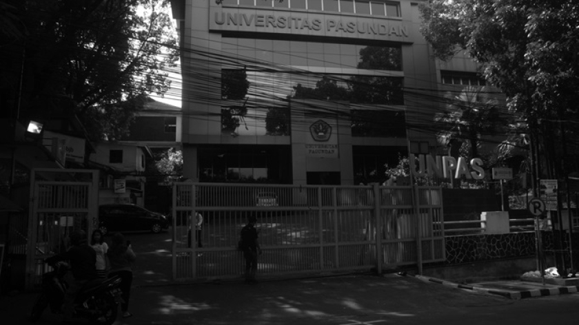 Suasana kampus Universitas Pasundan Bandung di Jalan Tamansari pada Senin, 1 September 2025. (Foto: Prima Mulia/BandungBergerak) 