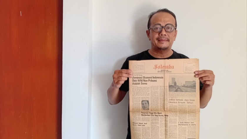 Penulis memegang surat kabar Salemba edisi 20 September 1979, terbitan 46 tahun silam. (Foto: Dokumentasi Kin Sanubary)