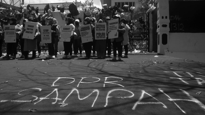 Warga Dago Elos di depan gerbang DPRD Jawa Barat di Bandung, 4 September 2025. Aksi ini memprotes kebijakan pemerintah yang tidak prorakyat  serta solidaritas bagi korban-korban represi aparat negara. (Foto: Prima Mulia/BandungBergerak)
