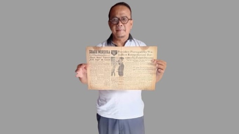 Penulis memegang Harian Umum Suara Merdeka terbitan 50 tahun silam. (Foto: Dokumentasi Kin Sanubary)