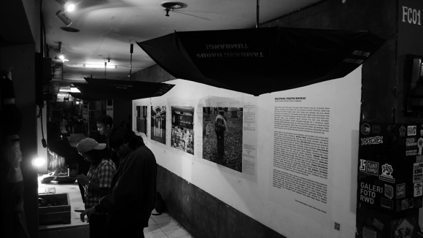 Pameran Echoes of Resistance di Galeri RWD, Red Raws Center, Pasar Antik Cikapundung, Bandung. Sabtu 6 September 2025. (Foto: Fitri Amanda/BandungBergerak)