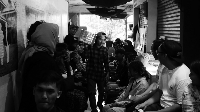 Suasana bus Wisata Keramat di Red Raws Center, Pasar Antik Cikapundung, Bandung, Minggu, 14 September 2025. (Foto: Fitri Amanda/BandungBergerak)