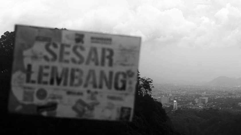 Lembah Kota Bandung sekitar Dago terlihat dari gawir Sesar Lembang di kawasan wisata Tebing Keraton, Desa Ciburial, Kecamatan Cimenyan, Kabupaten Bandung, 11 September 2025. (Foto: Prima Mulia/BandungBergerak)