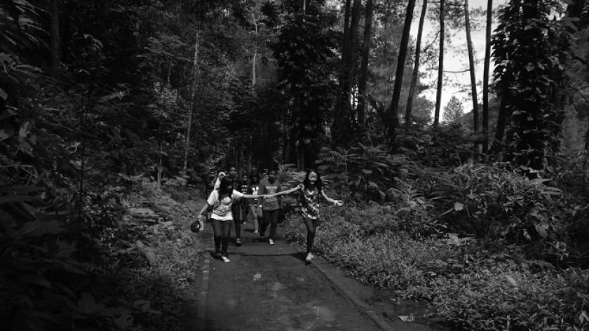 Hobi berkegiatan di alam terbuka, termasuk naik gunung, asal dilakukan dengan persiapan matang dan bekal pengetahuan yang memadai, merupakan kegiatan positif yang menyenangkan sekaligus menyehatkan. (Foto: Prima Mulia/BandungBergerak.id)