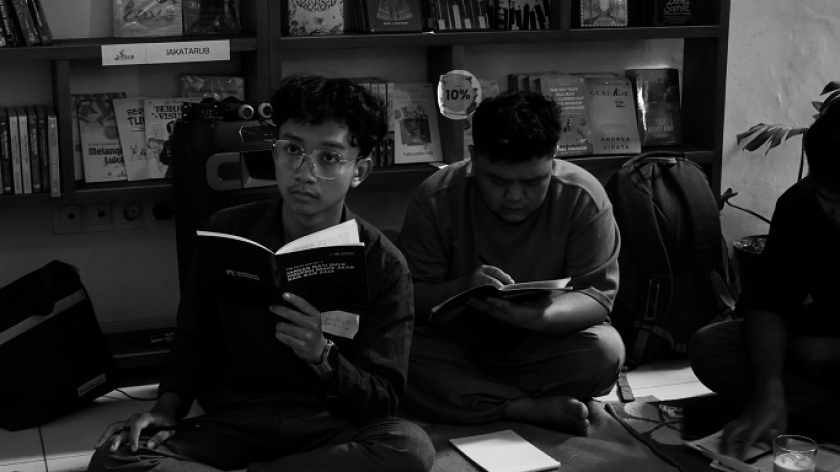 Peserta Kelas Liar 6 tentang Kesehatan Mental di Perpustakaan Bunga di Tembok, Bandung, Sabtu, 20 September 2025. (Foto: Fitri Amanda/BandungBergerak)