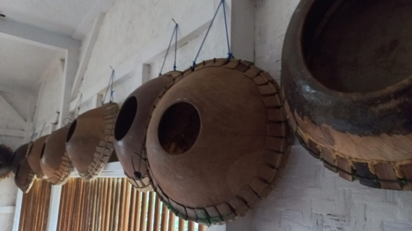 Alat musik terbangan yang digunakan dalam Terbang Gembrung di Kampung Naga. (Foto: Dokumentasi Merrina Listiandari)