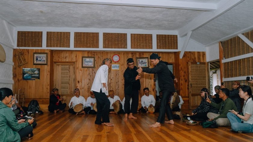 Setelah beberapa menit alat musik terbang ditabuh, para penonton diajak menari bersama. (Foto: Dokumentasi Merrina Listiandari) 