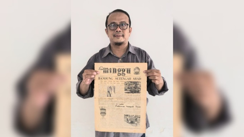 Penulis memegang surat kabar Pikiran Rakyat edisi Bandung Setengah Abad. (Foto: Dokumentasi Kin Sanubary) 