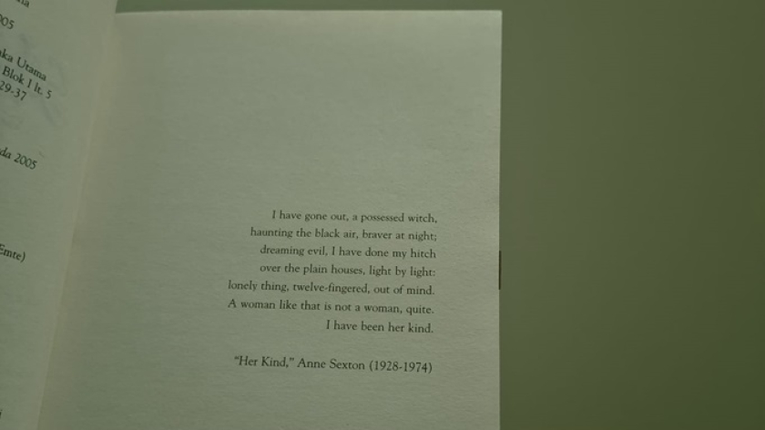 Bagian dalam buku Sihir Perempuan karya Intan Paramaditha. (Foto: Annisa Nur Fauziah)
