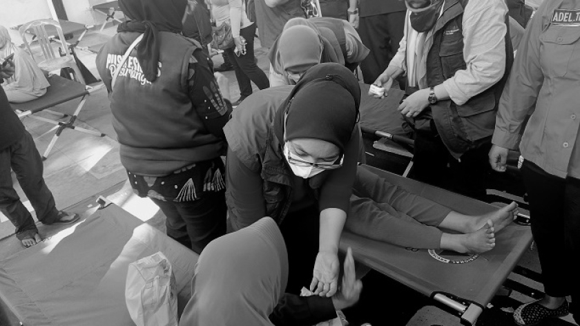 Pelajar mendapatkan perawatan darurat di Cipongkor, Kabupaten Bandung Barat, 25 September 2025. (Foto: Muhammad Akmal Firmansyah/BandungBergerak)
