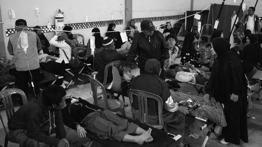 Pelajar keracunan menjalani perawatan darurat aula Kecamatan Cipongkor, Kabupaten Bandung Barat,  24 September 2025. (Foto: Prima Mulia/BandungBergerak)