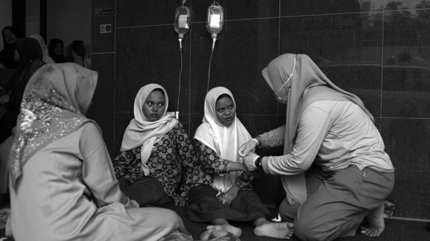 Korban keracunan setelah menyantap MBG di Puskesmas Citalem Cipongkor, Kabupaten Bandung Barat, 24 September 2025. (Foto: Prima Mulia/BandungBergerak)