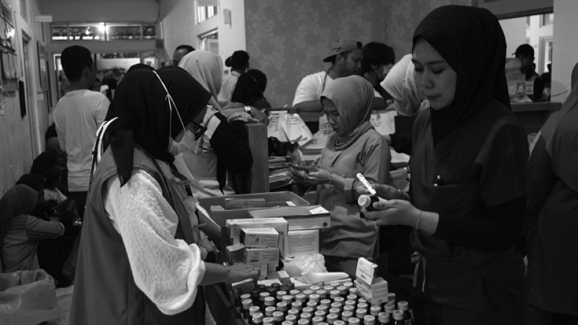 Medis di posko keracunan mbg Kantor Kecamatan Cipongkor, Kabupaten Bandung Barat, 24 September 2025. (Foto: Prima Mulia/BandungBergerak)