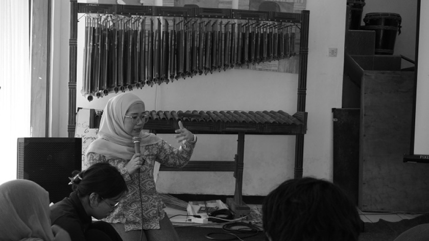 Kelas Liar 7 mengangkat tajuk tentang keberagaman dan toleransi di Pasewakan Saka Binangun, Lembang, Kabupaten Bandung Barat, 27 September 2025. (Foto: Audrey Kayla/BandungBergerak)