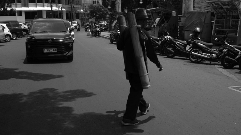 Maman, penjual lahang keliling di Kota Bandung, 17 September 2025. (Foto: Prima Mulia/BandungBergerak)