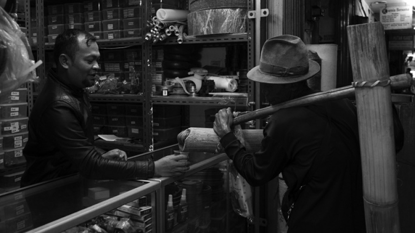 Maman, penjual lahang keliling di Kota Bandung, 17 September 2025. (Foto: Prima Mulia/BandungBergerak)