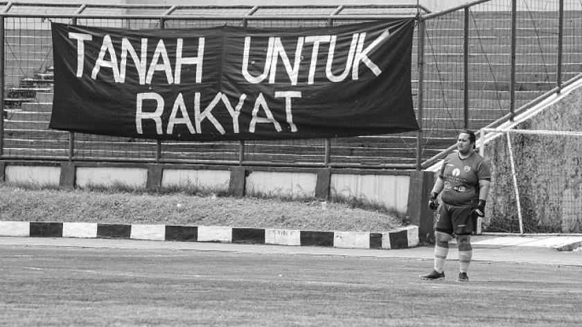 Para personel band-band punk dalam turnamen Football Disaster Cup 2025 di Stadion Siliwangi, Bandung. (Foto: Insan Radhiyan/BandungBergerak)