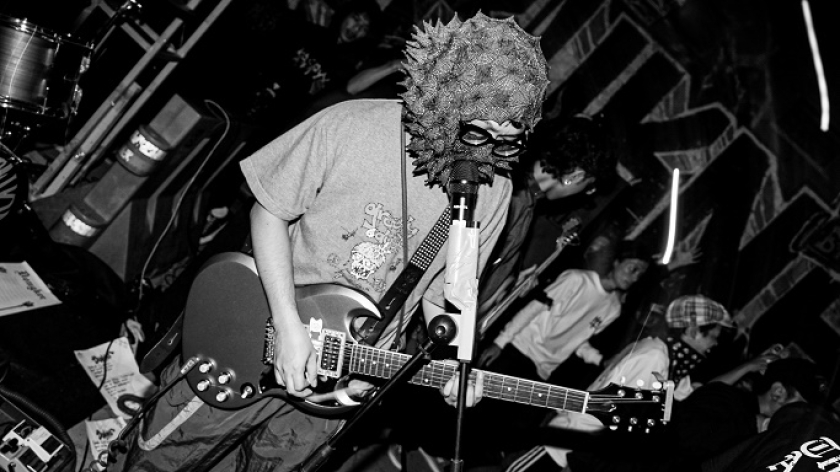 Band-band punk Sukatani saat tampil di Bandung. (Foto: Insan Radhiyan/BandungBergerak)