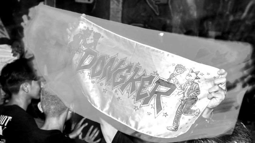 Spanduk Dongker, band punk Bandung. (Foto: Insan Radhiyan/BandungBergerak)