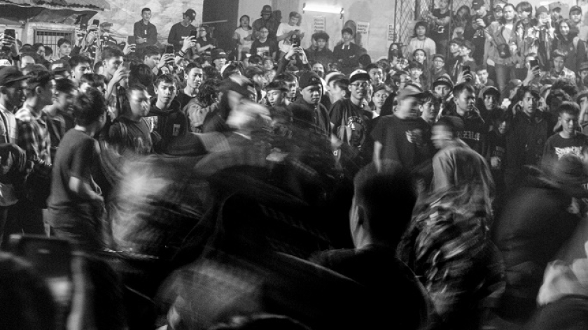Penonton konser musik solidaritas di Bandung. (Foto: Insan Radhiyan/BandungBergerak)