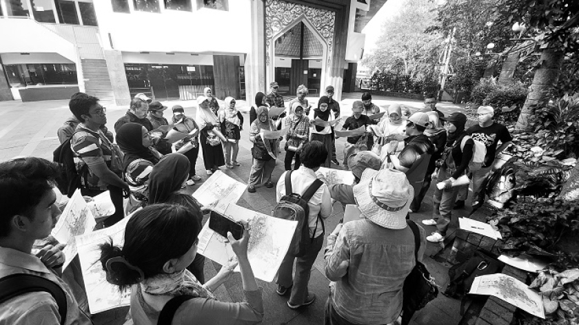 Jalan Santai Berkisah Bandoeng 1930 yang diadakan Geowana Ecotourism, Rabu, 24 September 2025. (Foto: Awla Rajul/BandungBergerak)