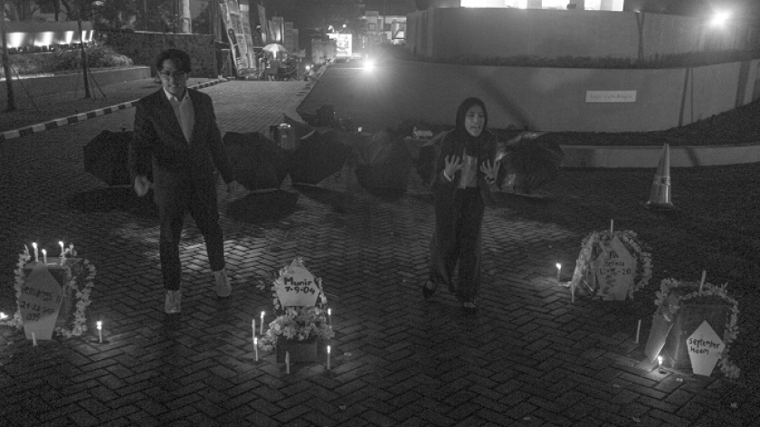 Peringatan September Hitam di Tugu Makalangan Universitas Padjadjaran (Unpad), Jatinangor, Selasa malam, 30 September 2025. (Foto: Insan Radhiyan/BandungBergerak) 