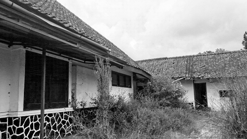 Bangunan tua yang dikunjungi peserta Walking Tour Sejarah Lembang, Sabtu, 20 September 2025. (Foto: Rita Lestari/BandungBergerak)