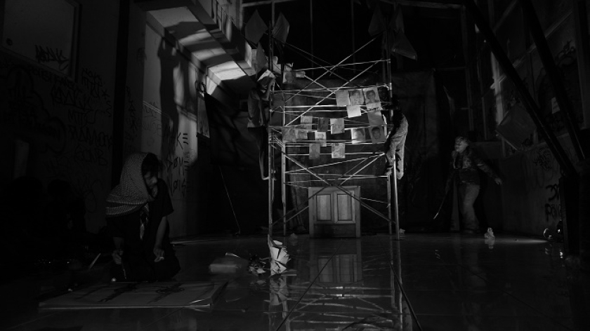 Pertunjukan teater Arus Laras di Halte Dago, Bandung dalam saresehan diskusi Minggu sore, 26 September 2025. (Foto: Audrey Kayla/BandungBergerak)
