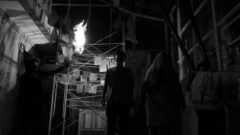 Pertunjukan teater Arus Laras di Halte Dago, Bandung dalam saresehan diskusi Minggu sore, 26 September 2025. (Foto: Audrey Kayla/BandungBergerak)
