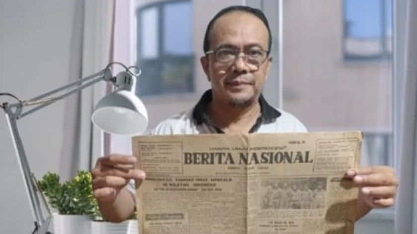 Penulis memegang Berita Nasional terbitan 50 tahun silam. (Foto: Dokumentasi Kin Sanubary)