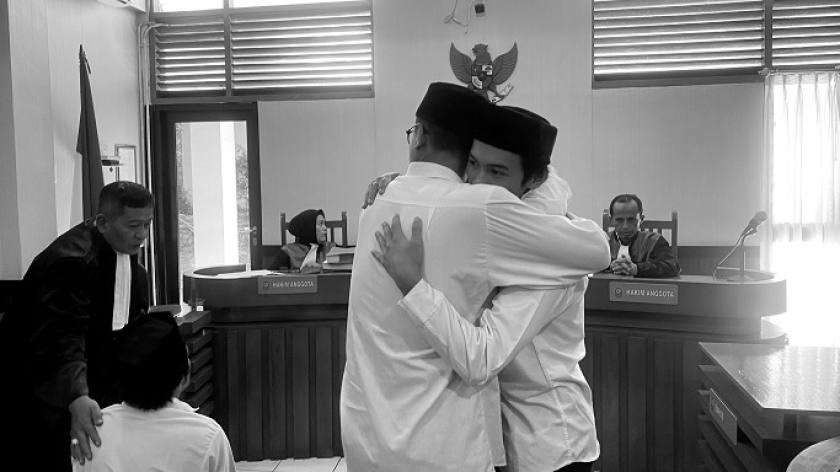 Terdakwa aksi Hari Buruh menjalani sidang putusan di Pengadilan Negeri Kota Bandung, Senin, 6 Oktober 2025. (Foto: Yopi Muharam/BandungBergerak)