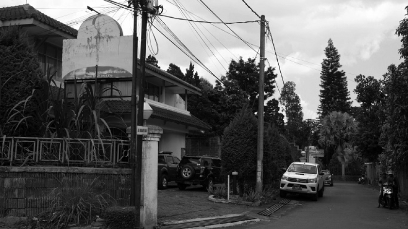Lokasi penemuan macan tutul jawa (Panthera pardus melas) di halaman Hotel Anugerah di Bandung, 6 Oktober 2025. (Foto: Prima Mulia/BandungBergerak)