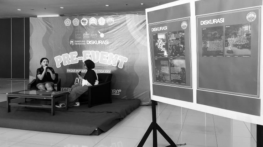 Diskusi di praevent Pasar Malam Kampus Tiga yang diselenggarakan oleh Himpunan Mahasiswa Fakultas Ilmu Sosial dan Politik (FISIP) Unpar, Bandung, Selasa, 7 Oktober 2025. (Foto: Awla Rajul/BandungBergerak)