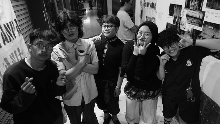 Peserta pameran tugas akhir RAWS Attack Cl Ass (RAC) Angkatan 21 bertajuk Tarikan antara Akar dan Perjalanan di Pasar Antik Cikapundung, Bandung, 20 September 2025. (Foto: Audrey Kayla/BandungBergerak)