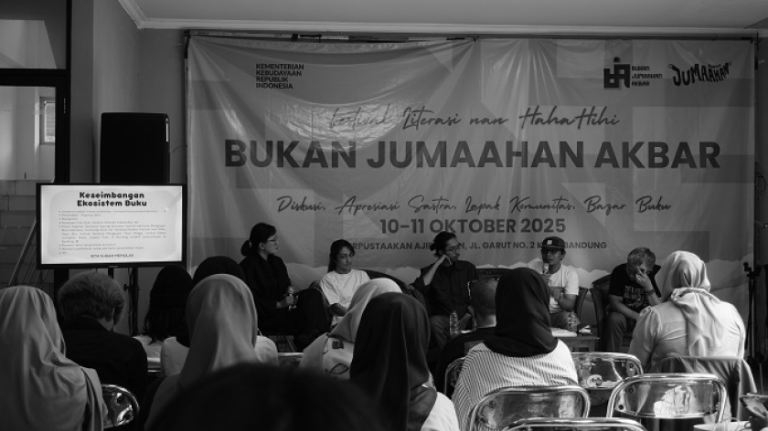 Salah satu rangkaian diskusi di festival Bukan Jumaahan Akbar di Perpustakaan Ajip Rosidi, Bandung, Jumat 10 Oktober 2025. (Foto: Audrey Kayla/BandungBergerak)