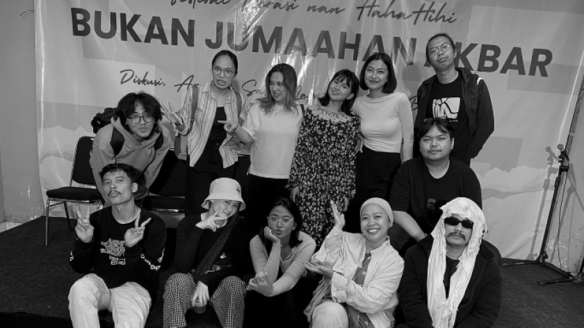 Salah satu rangkaian diskusi di festival Bukan Jumaahan Akbar di Perpustakaan Ajip Rosidi, Bandung, Jumat 10 Oktober 2025. (Foto: Yopi Muharam/BandungBergerak)