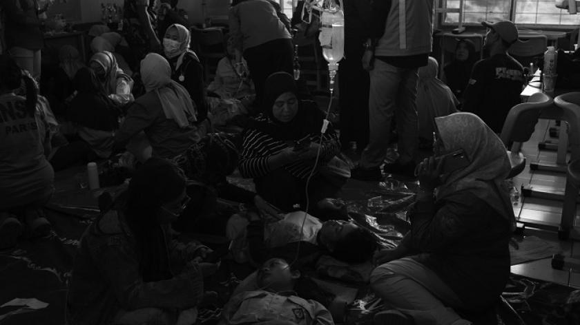 Murid korban keracunan setelah mengkonsumsi menu MBG mendapat perawatan di posko darurat dalam kelas di SMPN 1 Cisarua, Kabupaten Bandung Barat, 14 Oktober 2025. (Foto: Prima Mulia/BandungBergerak)