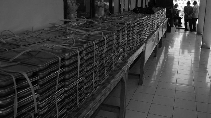 Tumpukan ompreng MBG berisi menu yang diduga jadi penyebab keracunan di SMPN 1 Cisarua, Kabupaten Bandung Barat, 14 Oktober 2025. (Foto: Prima Mulia/BandungBergerak)