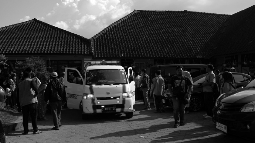 Situasi keracunan setelah mengkonsumsi menu MBG di SMPN 1 Cisarua, Kabupaten Bandung Barat, 14 Oktober 2025. (Foto: Prima Mulia/BandungBergerak)