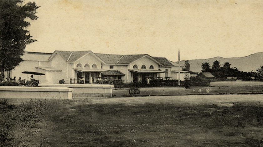 Suasana Stasiun Cimahi, yang mulanya berupa halte, antara tahun 1895-1907. Stasiun ini berdiri sejak Mei 1884, meski pengelolaannya baru diselenggarakan pada Juli 1884. (Sumber foto: KITLV 1405853)