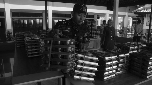 Anggota TNI ikut mendistribusikan MBG saat pertama kali dibagikan di SMAN 20, Bandung, 14 April 2025. (Foto: Prima Mulia/BandungBergerak)