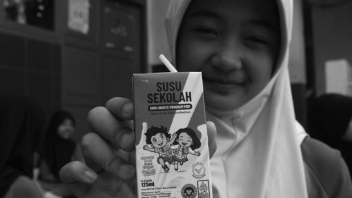 Susu khusus MBG di SDn Cilengkrang, Kota Bandung, 29 September 2025. (Foto: Prima Mulia/BandungBergerak)