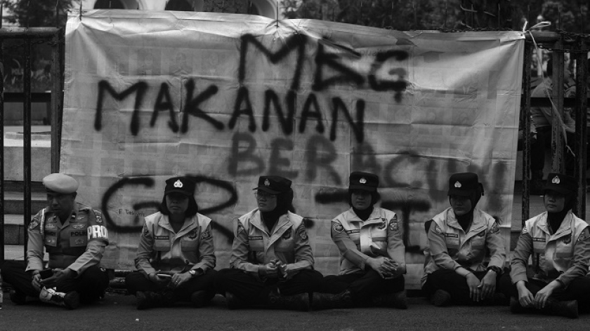 Polisi berjaga saat mahasiswa dan koalisi rakyat Jawa Barat melakukan unjuk rasa 1 tahun pemerintahan Prabowo Subianto-Gibran Rakabuming Raka di depan Gedung Sate, Bandung, 20 Oktober 2025. (Foto: Prima Mulia/BandungBergerak)