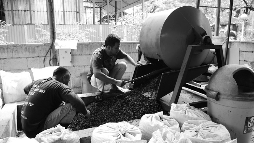 Pemilahan sampah plastik daur ulang di kampus Telkom University, Bandung, 3 Oktober 2025. (Foto: Fitri Amanda/BandungBergerak)