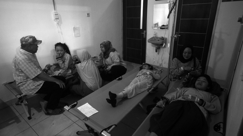 Petugas memeriksa kesehatan korban keracunan MBG di GOR Desa Cibodas, Kecamatan Lembang, Kabupaten Bandung Barat, 29 Oktober 2025. (Foto: Prima Mulia/BandungBergerak)