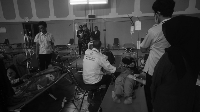 Petugas kesehatan merawat ibu hamil 7 bulan korban MBG di GOR Desa Cibodas, Kecamatan Lembang, Kabupaten Bandung Barat, 29 Oktober 2025. (Foto: Prima Mulia/BandungBergerak)