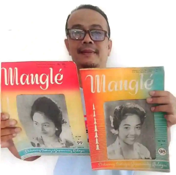 Penulis memegang Majalah Mangle era tahun 1960-an. (Foto: Dokumentasi Kin Sanubary) 
