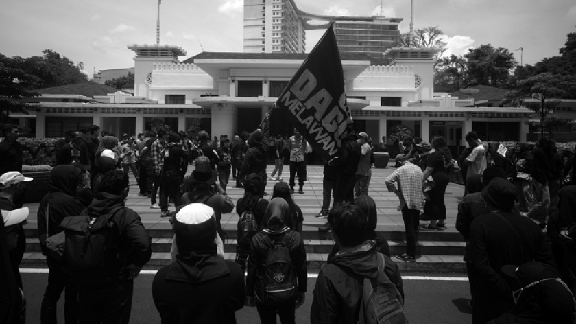 Aksi warga Dago Elos di kantor Wali Kota Bandung, 4 November 2025. Warga yang berhasil menang kasus perdata sengketa lahan di Dago Elos kini mengecam Pemerintah Kota Bandung yang mengklaim lahan Dago Elos. (Foto: Prima Mulia/BandungBergerak)