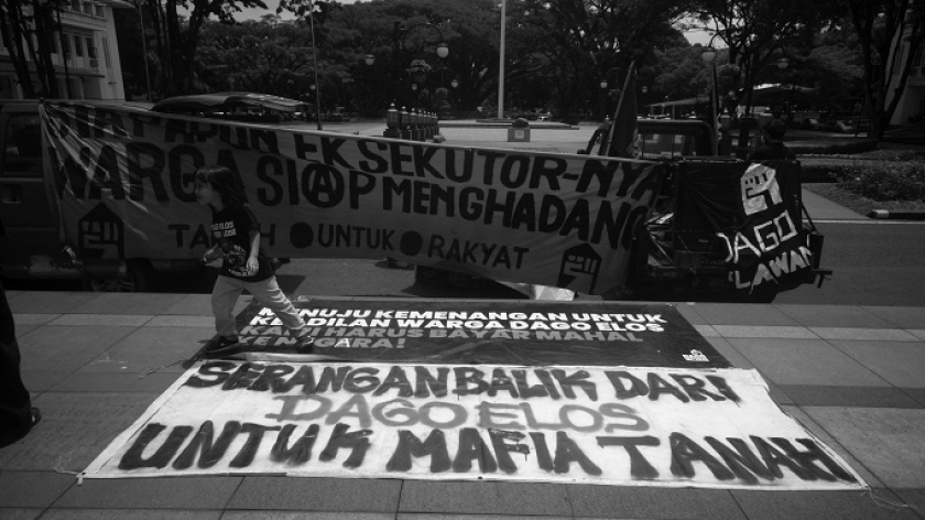 Aksi warga Dago Elos di kantor Wali Kota Bandung, 4 November 2025. Warga yang berhasil menang kasus perdata sengketa lahan di Dago Elos kini mengecam Pemerintah Kota Bandung yang mengklaim lahan Dago Elos. (Foto: Prima Mulia/BandungBergerak)