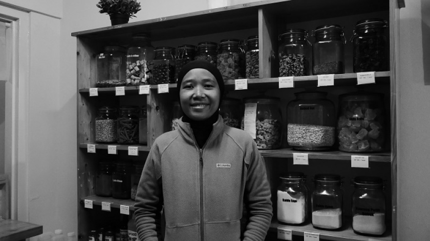 Siska Nirmala, aktivis pecinta alam sekaligus pengelola Toko Nol Sampah, Bandung juga membangun bisnis berbasis gaya hidup minim sampah, 7 Oktober 2025. (Foto: Fitri Amanda/BandungBergerak) 